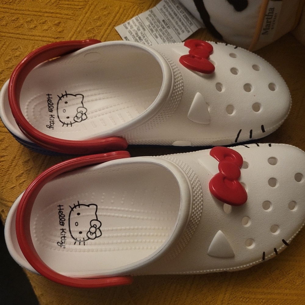 Hello kitty crocs - Picture 3 of 4
